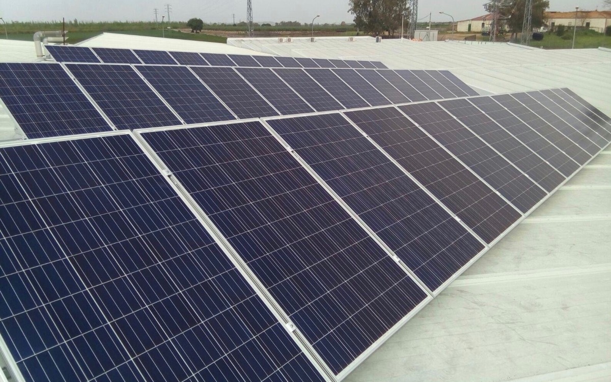 Placas fotovoltaicas instaladas en un tejado por Bara Dynamics