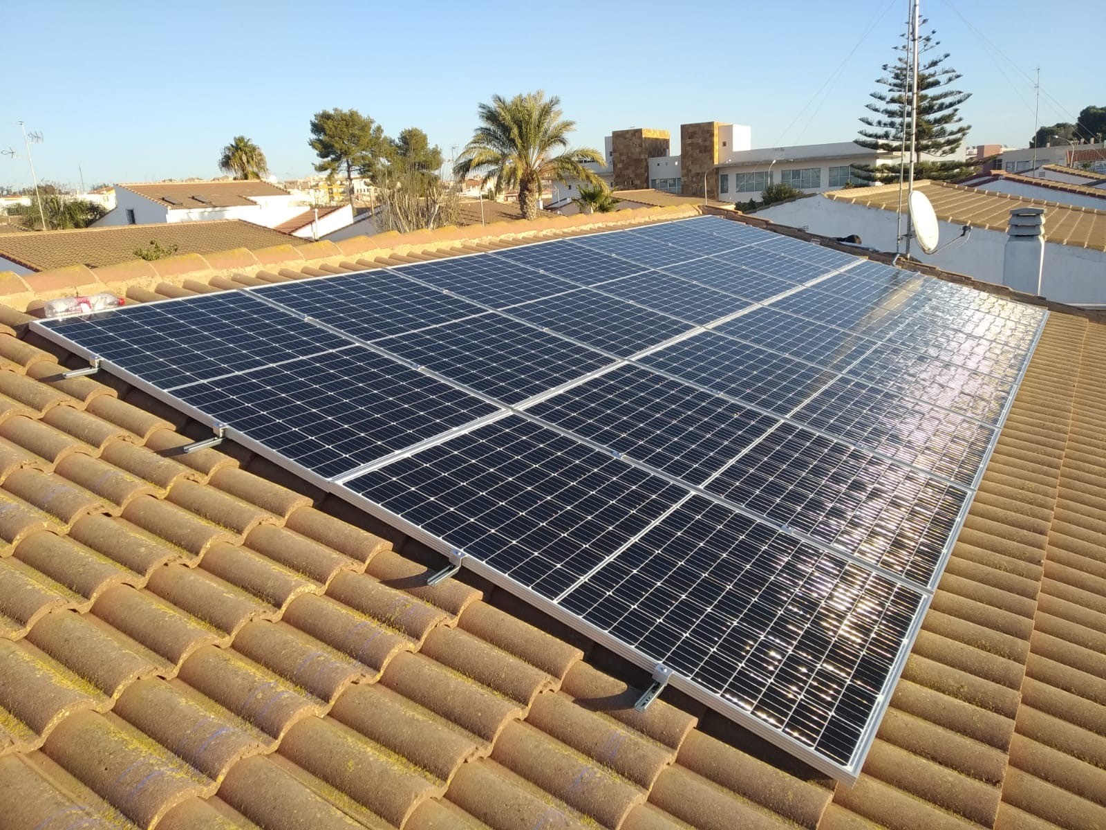 placas fotovoltaicas instaladas en un tejado por Bara Dynamics